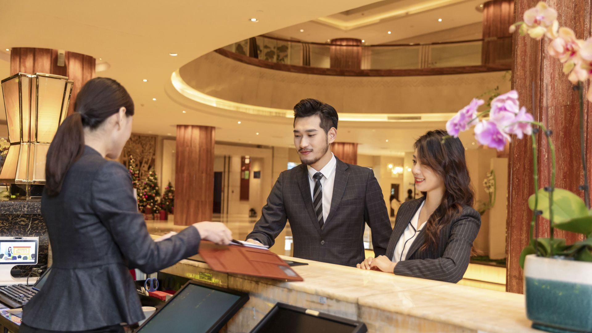 酒店上班的多元魅力：從接待到管理，打開職涯新視野